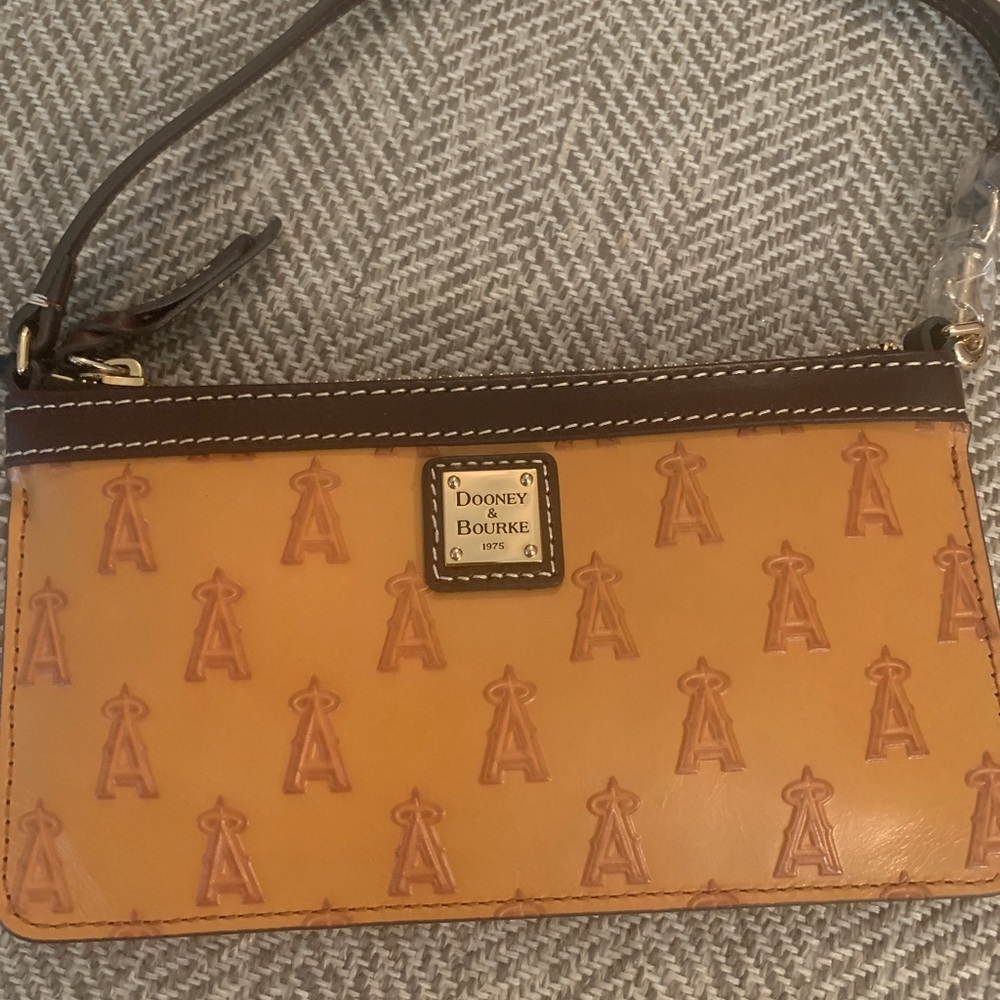 Dooney & Bourke Los Angeles   leather Wristlet